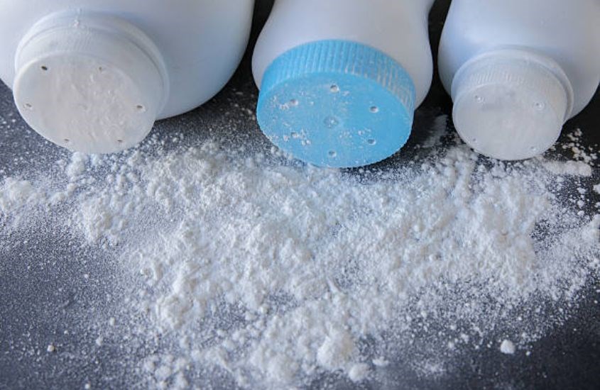 Phấn rôm chứa các tinh dầu như bơ, vitamin E... giúp da luôn mềm mại